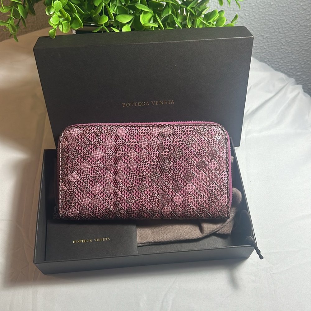 Authentic Bottega Veneta Zippy Wallet, a lovely wallet in excellent condition